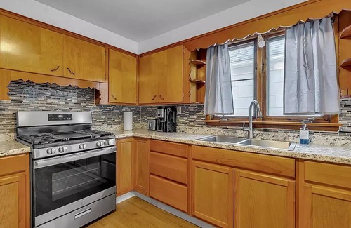Buffalo House | Cozy 3-Bedroom Retreat in Family-Friendly South Buffalo