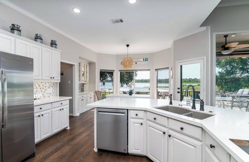 Frisco House | Charming 3-bedroom Lake Front house with beach access in Frisco