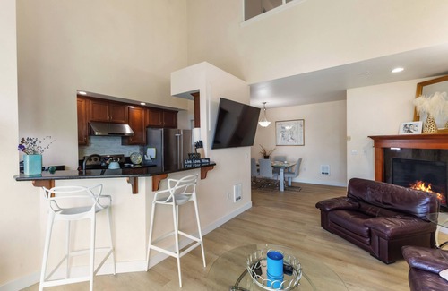 South Tacoma Condo | Charming 3-bedroom Penthouse condo with pool and gym nearby Tacoma Mall