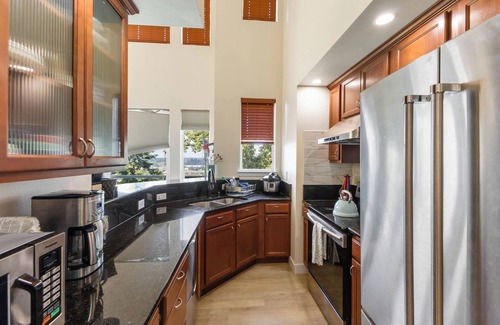 South Tacoma Condo | Charming 3-bedroom Penthouse condo with pool and gym nearby Tacoma Mall