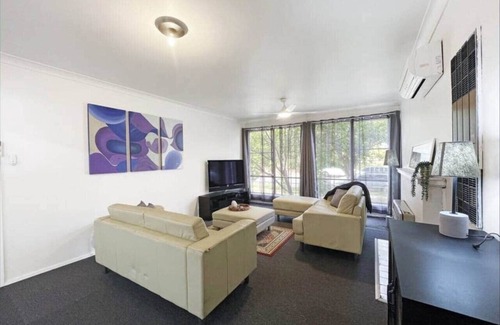 Benalla West House | Charming 3 Bedroom Railway Cottage