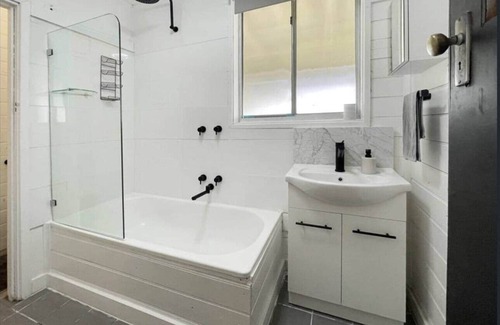 Benalla West House | Charming 3 Bedroom Railway Cottage