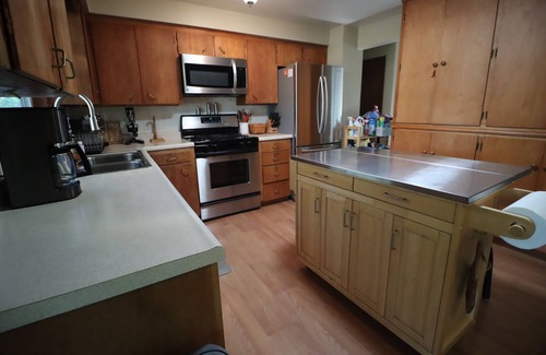 South Perry District House | Charming 3-bedroom that sleeps 7 close to downtown, universities and hospitals