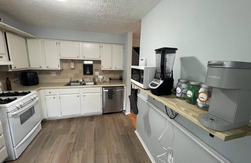 Sandy Springs House | Charming 3-bedroom townhome 20 min downtown ATL, Fire pit, Parking, WiFi/TVs
