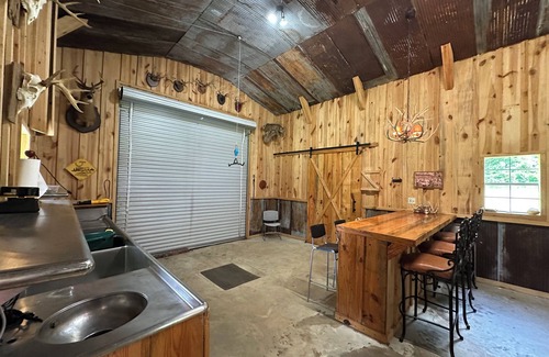 Autaugaville Cabin | Charming 3-bedroom cabin in Autaugaville with AC and Hangout Building