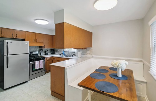 Libertyville House | Charming 3-bedroom house with AC, WiFi & Large Backyard