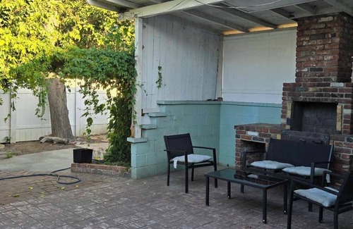 Midway City House | Charming 3-bedroom house in Midway City with AC, WiFi