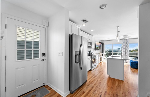 Highlands House | Charming 3-bedroom waterfront house with WiFi and AC in charming Highlands