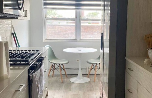 Oak Park House | Charming 3 beds 2 full baths close to Chicago downtown walking to trains
