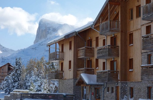 Saint-Etienne-en-Devoluy Ski Chalet | Comfortable Stay at Chalet Le Dévoluy with Pool & Spa
