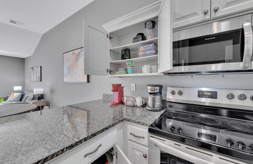 Blue Springs House | Charming 3bd, 2ba single-level TH w/garage, ADA