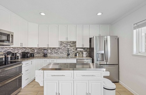 The Colony House | Charming 3BD 2BA Villa