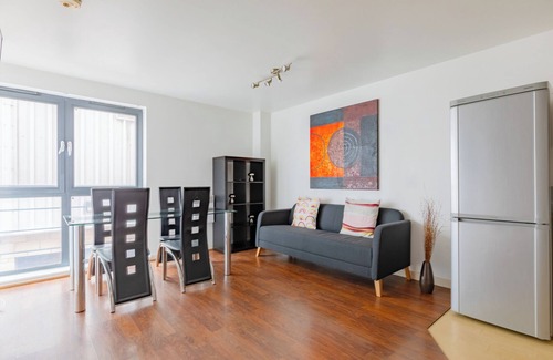 Leyton Apartment | Charming 3BD Retreat with Balcony, East London