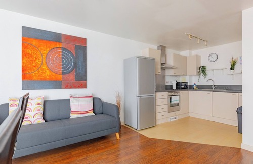 Leyton Apartment | Charming 3BD Retreat with Balcony, East London