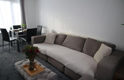 Underhill House | Family-Friendly 3-Bed Home in High Barnet - Rated 9/10