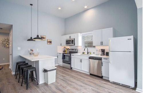 Near East Side Cottage | Family-Friendly 3BR/2BA Retreat Near Downtown & Riverwalk