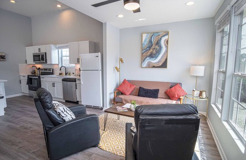 Near East Side Cottage | Family-Friendly 3BR/2BA Retreat Near Downtown & Riverwalk