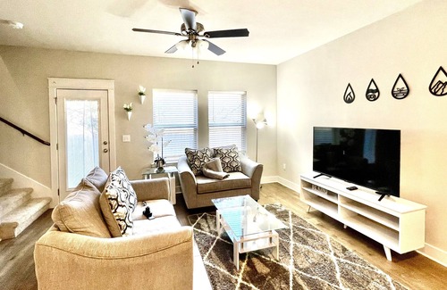 Scofield Farms House | Charming 3BR Austin Home, Private yard + many home amenities