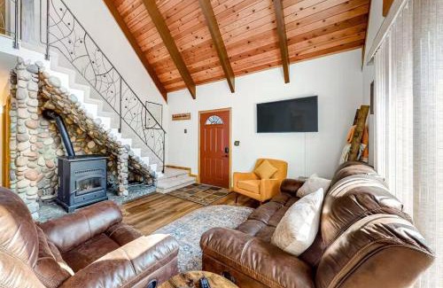 Pla-Vada Woodlands House | Relaxing 3BR Cabin Steps from Beautiful Donner Lake