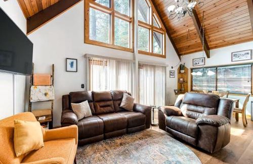 Pla-Vada Woodlands House | Relaxing 3BR Cabin Steps from Beautiful Donner Lake