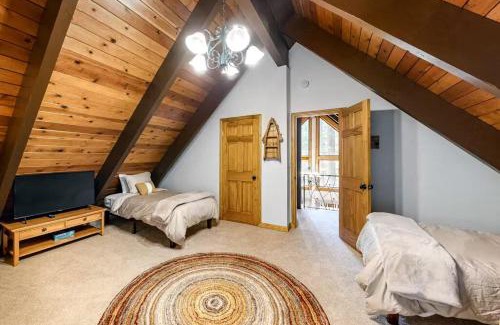Pla-Vada Woodlands House | Relaxing 3BR Cabin Steps from Beautiful Donner Lake