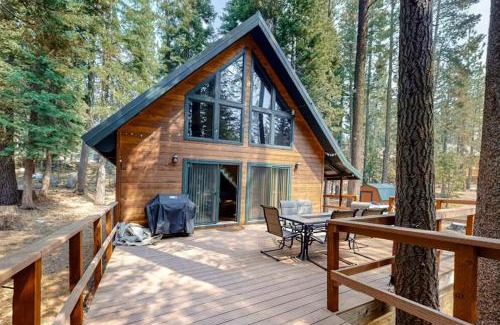 Pla-Vada Woodlands House | Relaxing 3BR Cabin Steps from Beautiful Donner Lake