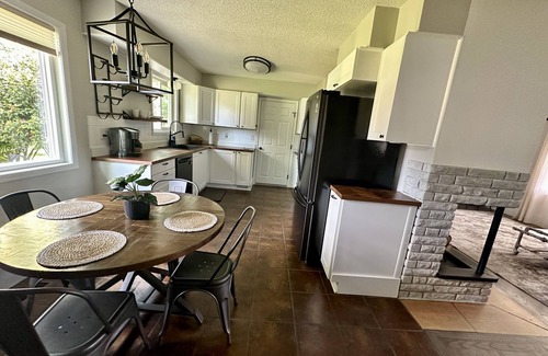 Tigard House | Book Cheerful 3br: Pet-Friendly and Steps to Downtown!