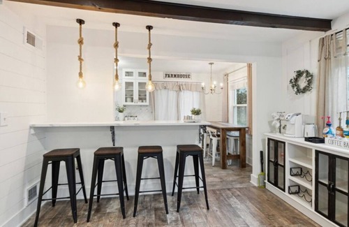 Drayton Plains House | Charming 3BR Home Near Birmingham Walk to Downtown Office, Fireplace, Vinyl