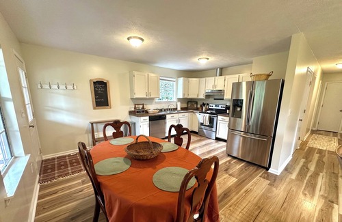 Rochelle House | Charming 3BR Home on 2 acres, Family & pet friendly. With Porch, Fire Pit, Deck
