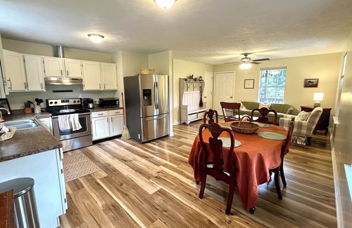 Rochelle House | Charming 3BR Home on 2 acres, Family & pet friendly. With Porch, Fire Pit, Deck