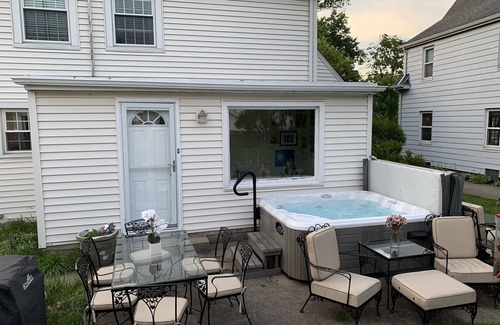 South Bend House | Inviting 3BR Home with Hot Tub Near Notre Dame Campus