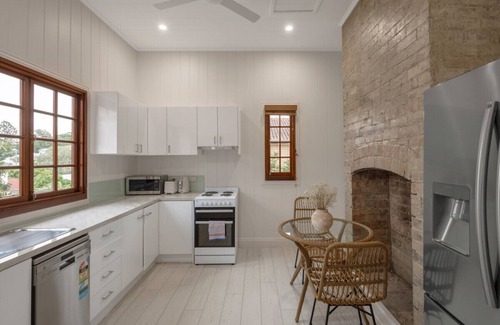 Highgate Hill House | Cozy 3BR Inner-City Retreat with Kitchen & Breakfast