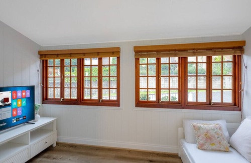 Highgate Hill House | Cozy 3BR Inner-City Retreat with Kitchen & Breakfast