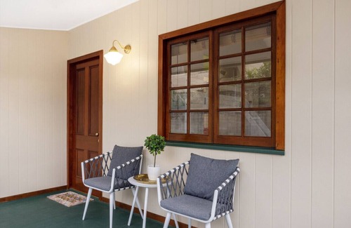 Highgate Hill House | Cozy 3BR Inner-City Retreat with Kitchen & Breakfast