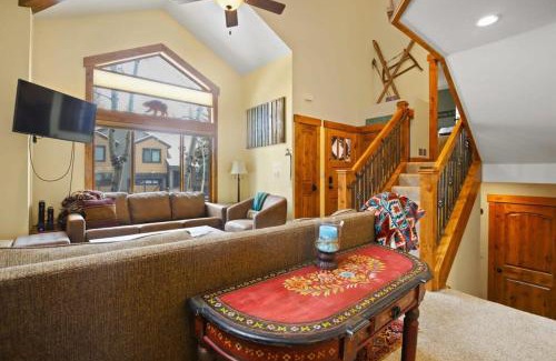 Breckenridge House | Cozy 3BR Retreat with Hot Tub Near Town and Skiing