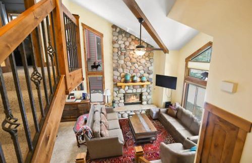 Breckenridge House | Cozy 3BR Retreat with Hot Tub Near Town and Skiing