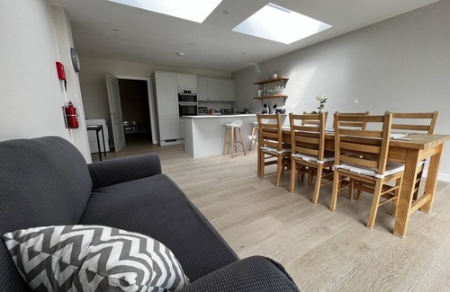 Winchester House | Welcoming 4-Bed House in Winchester with Free Parking