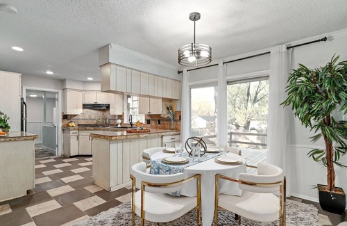 Brook Creek House | Charming 4-bedroom bungalow with AC and WiFi in Lawrence