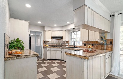 Brook Creek House | Charming 4-bedroom bungalow with AC and WiFi in Lawrence