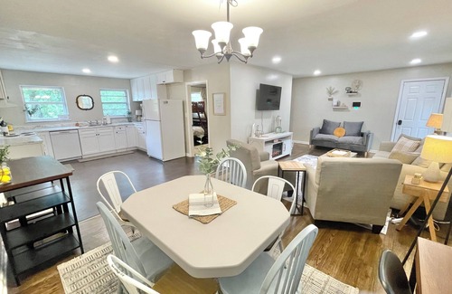 New Castle House | ~Charming 4-bedroom house in Peaceful TRUSSVILLE!~