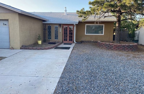 Rio Rancho House | Charming 4-bedroom house with AC and WiFi in serene Rio Rancho