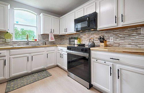 The Colony House | Charming 4-bedroom house with lake view, The Colony