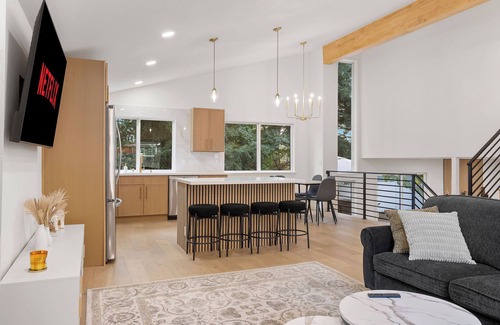 Inglewood-Finn Hill House | Charming 4-bedroom House With Fitness Room in Kirkland