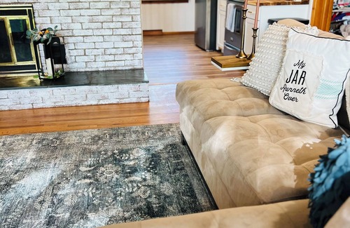 Minetto Cottage | Charming 4-bedroom, riverfront cottage in Oswego