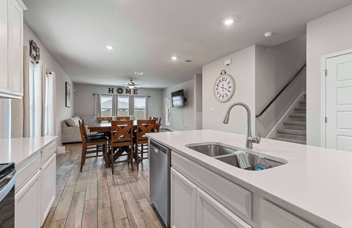 Schertz House | Charming 4-bedroom spacious house near I-35 in lovely Selma/Schertz San Antonio