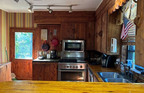 Scobey Cabin | Charming 4-bedroom cabin in Coffeeville with lake and nature trails