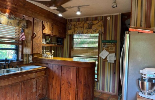 Scobey Cabin | Charming 4-bedroom cabin in Coffeeville with lake and nature trails