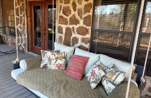 Scobey Cabin | Charming 4-bedroom cabin in Coffeeville with lake and nature trails