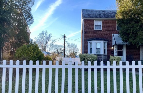 West Arlington House | Family-Friendly 4BR Duplex with Hot Tub & Top Reviews