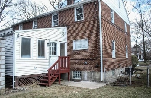 West Arlington House | Family-Friendly 4BR Duplex with Hot Tub & Top Reviews